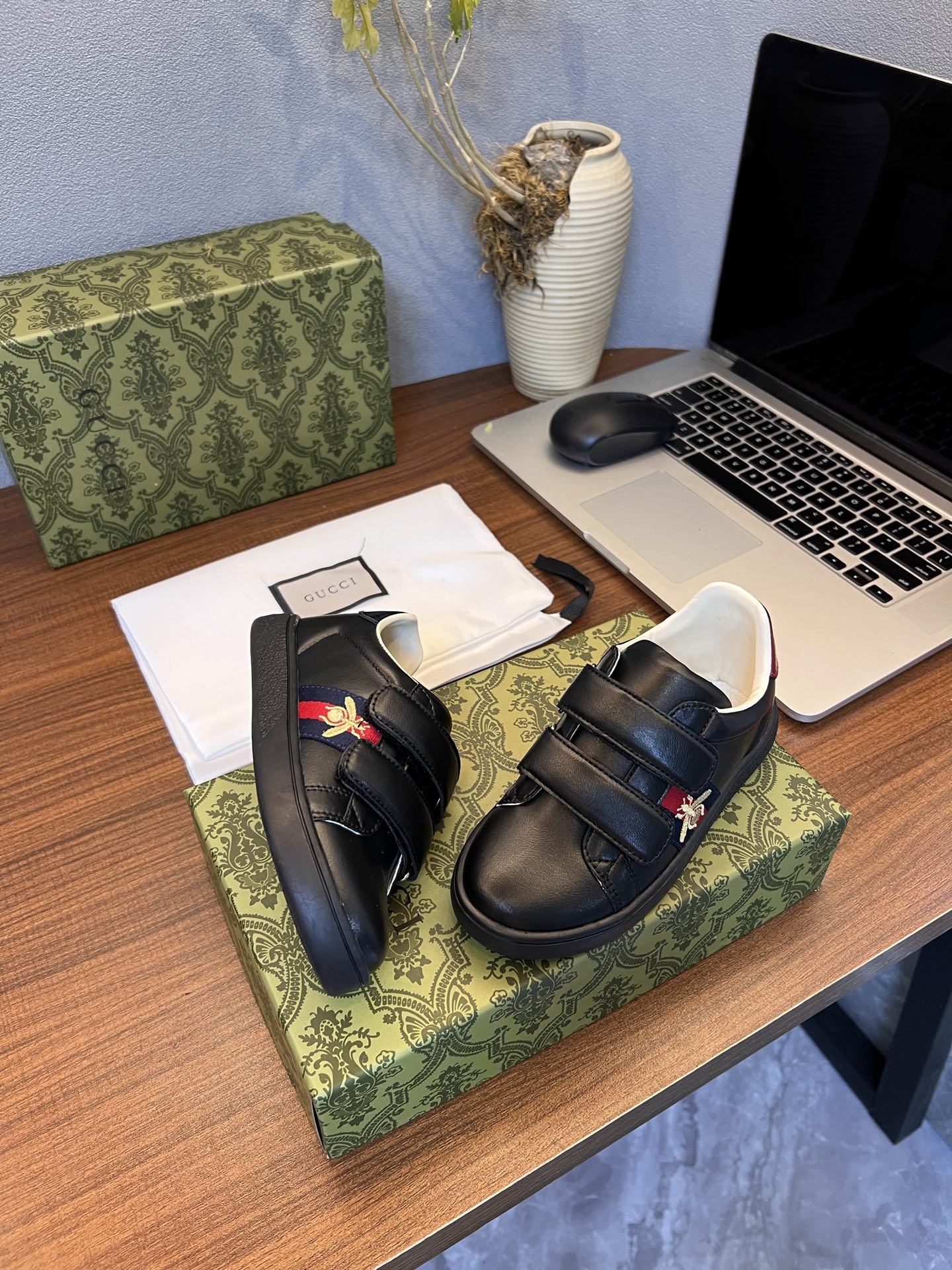 Children's shoes child